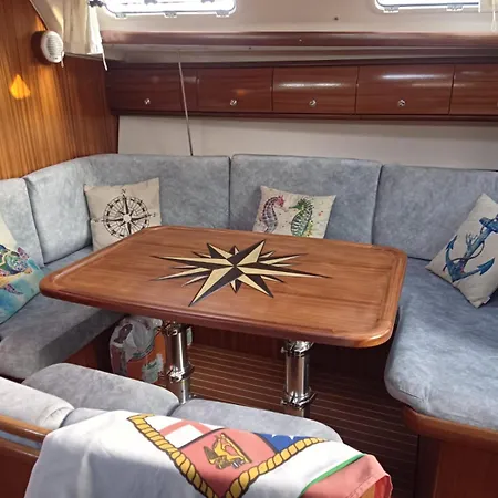 Πλωτό κατάλυμα Veronica Λευκάδα